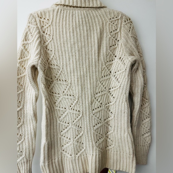 Banana Republic Lace Stitch Turtle Neck VGUC - Picture 2 of 4